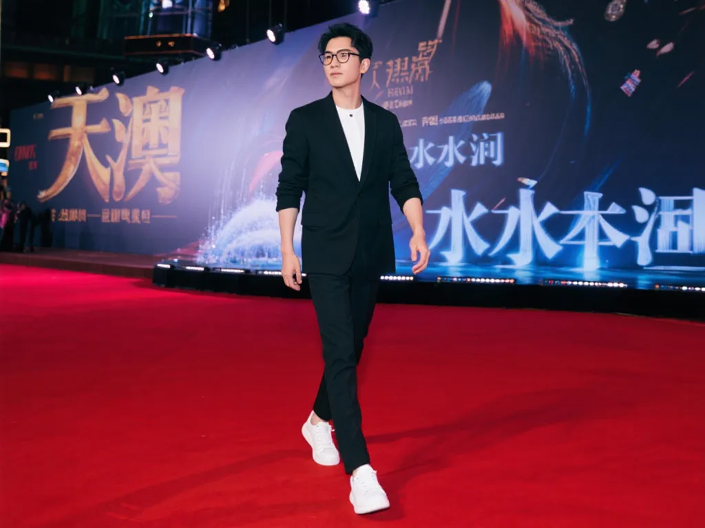 现紧随其后